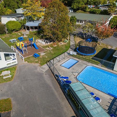 Tasman Holiday Parks Picton Eksteriør billede Aerial view of the school's swimming pool