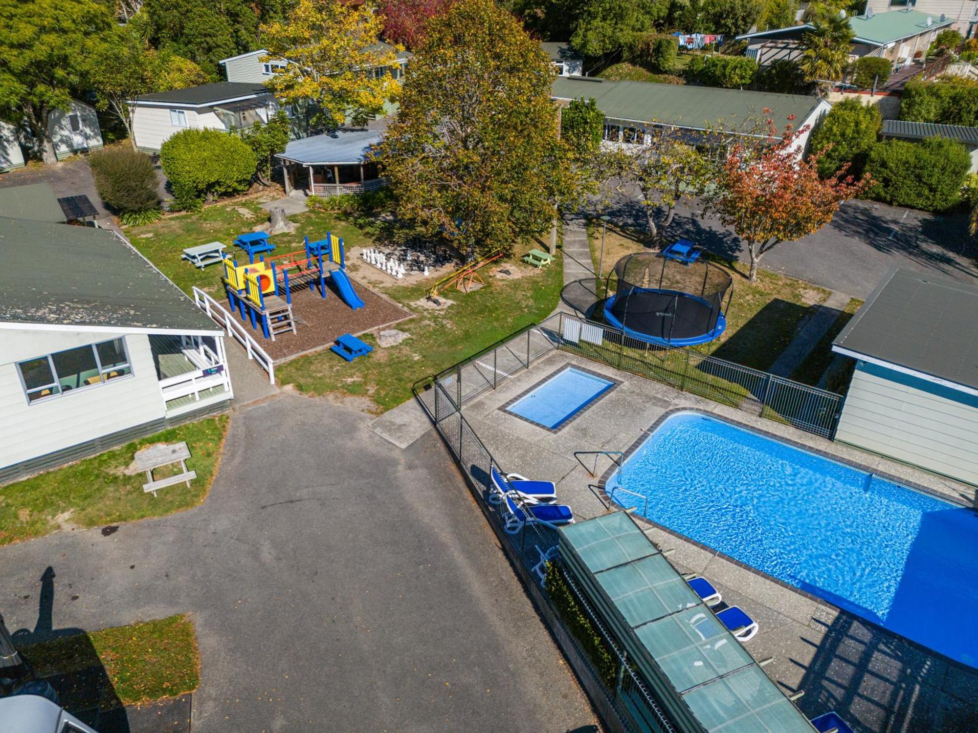 Tasman Holiday Parks Picton Eksteriør billede Aerial view of the school's swimming pool