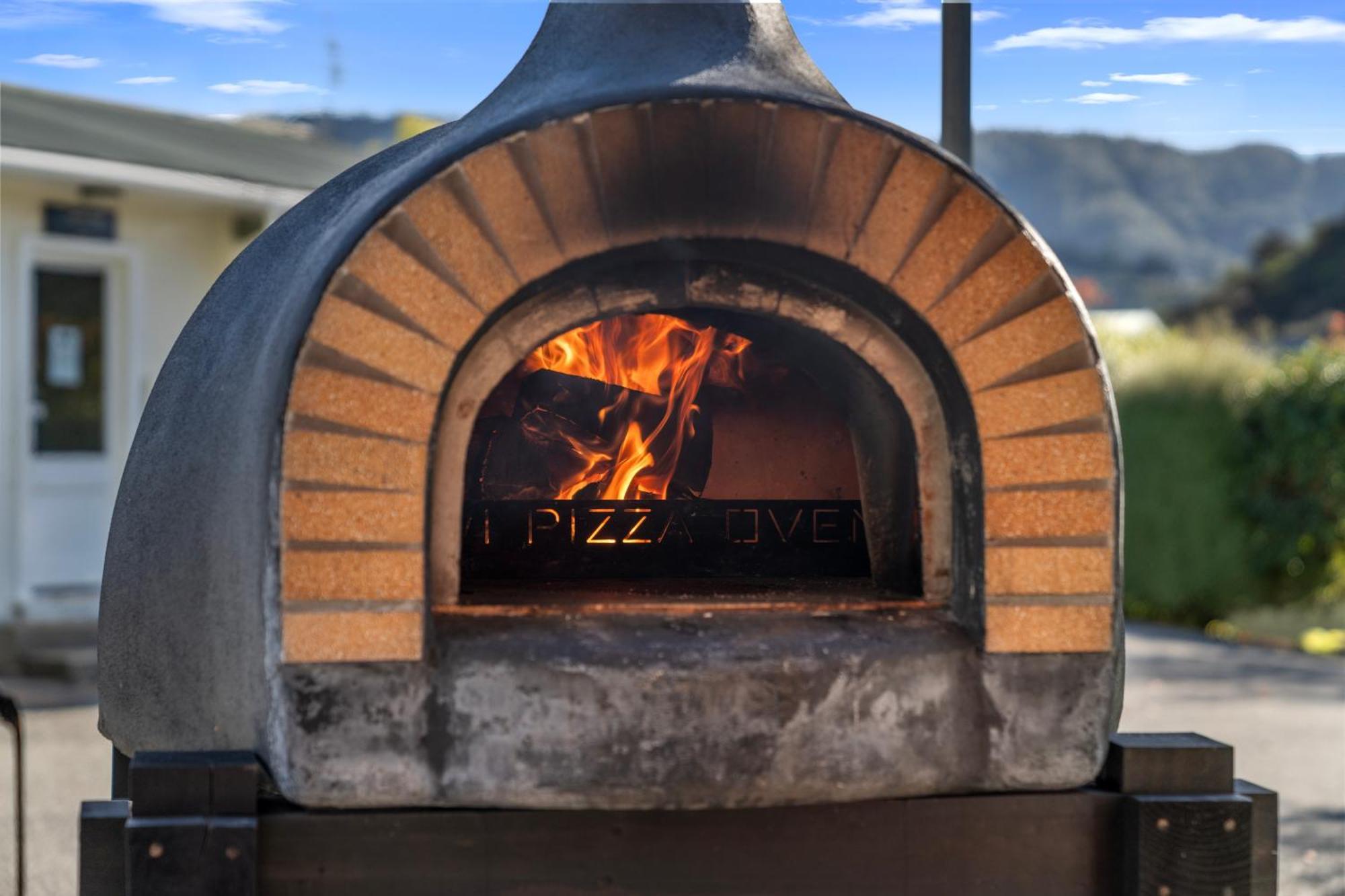 Tasman Holiday Parks Picton Eksteriør billede Wood-burning pizza oven