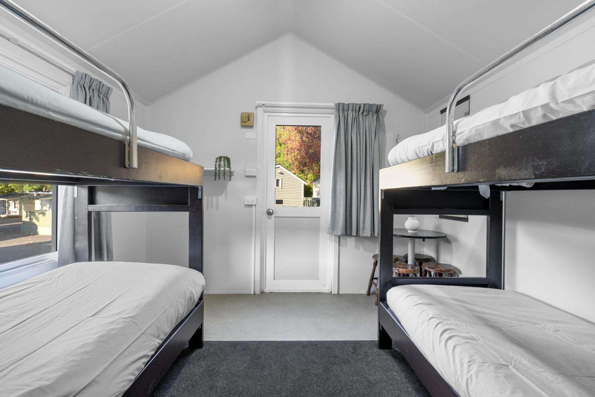 Tasman Holiday Parks Picton Eksteriør billede A room at the hostel