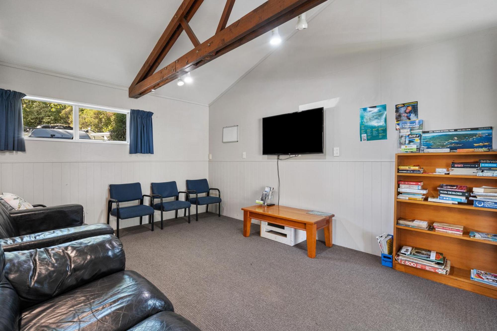 Tasman Holiday Parks Picton Eksteriør billede The lounge at the hostel