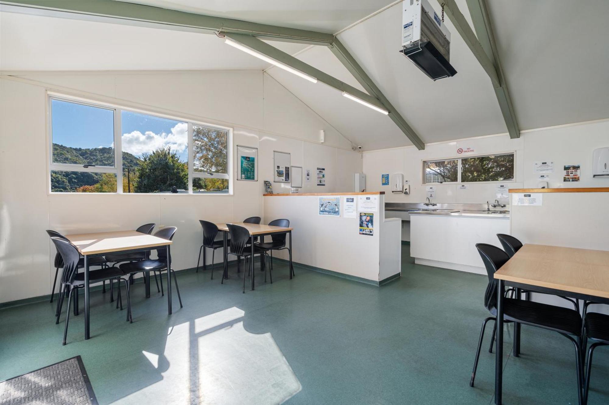 Tasman Holiday Parks Picton Eksteriør billede The kitchen at the hostel