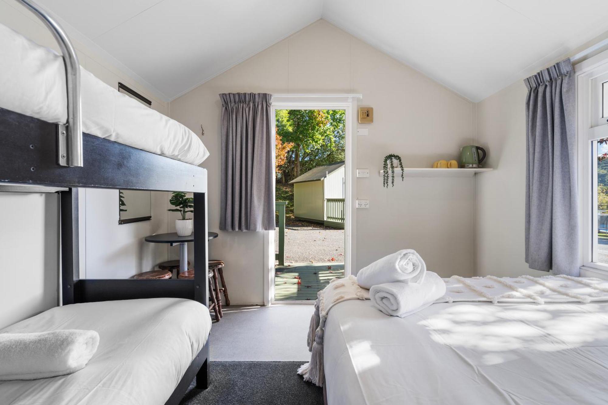 Tasman Holiday Parks Picton Eksteriør billede A room at the motel