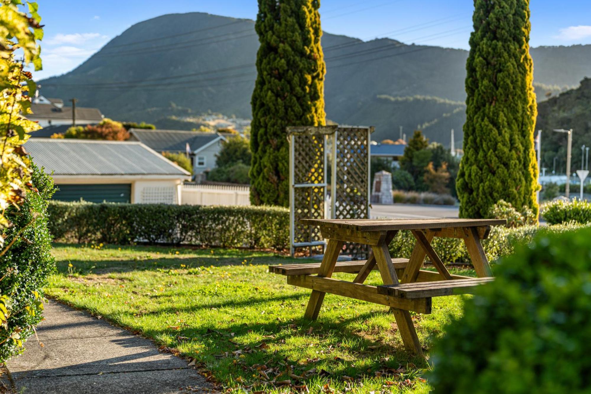 Tasman Holiday Parks Picton Eksteriør billede The park's main lawn
