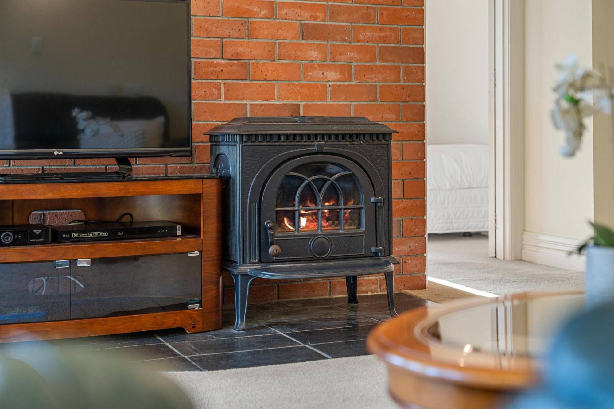 Tasman Holiday Parks Picton Eksteriør billede A wood-burning stove