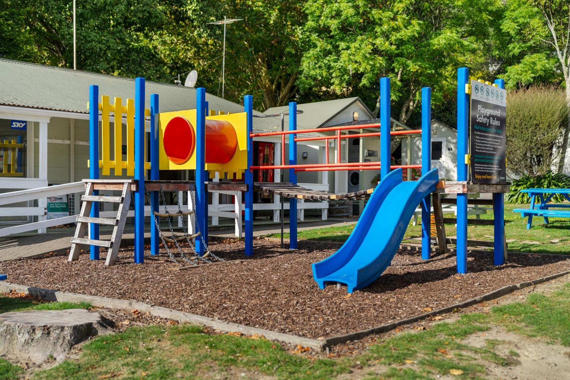 Tasman Holiday Parks Picton Eksteriør billede Playground at the station