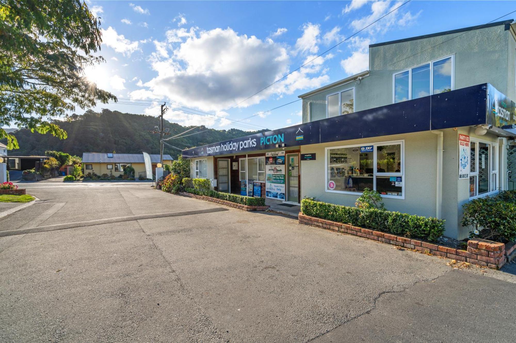 Tasman Holiday Parks Picton Eksteriør billede The entrance to the swimming pool