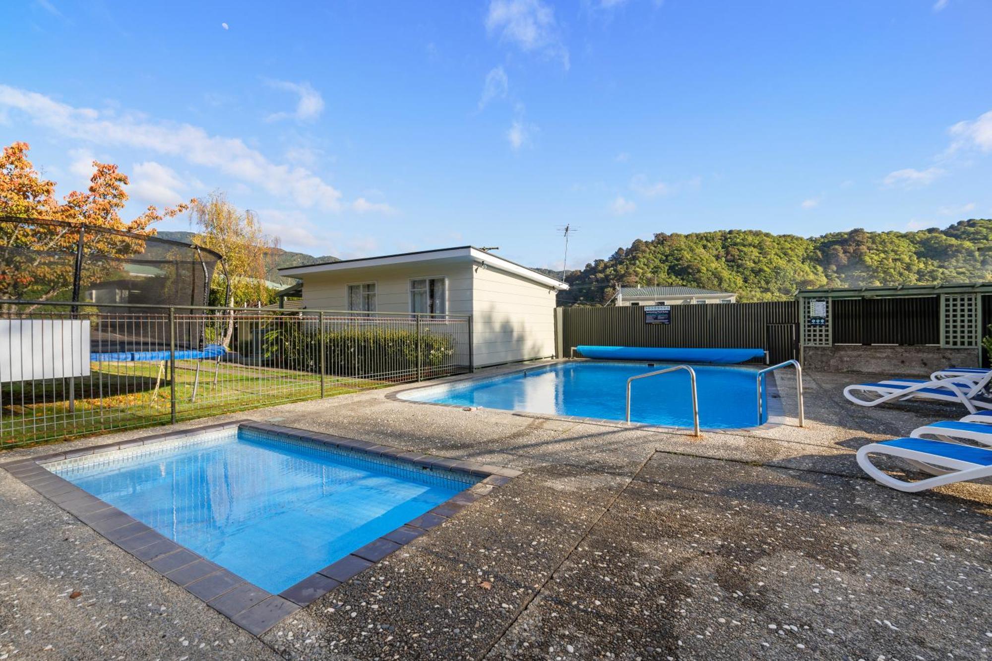 Tasman Holiday Parks Picton Eksteriør billede Swimming pool at the University of Waikato