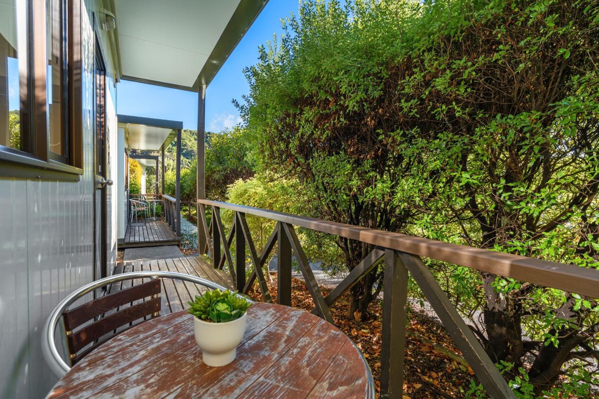 Tasman Holiday Parks Picton Eksteriør billede A balcony in a house