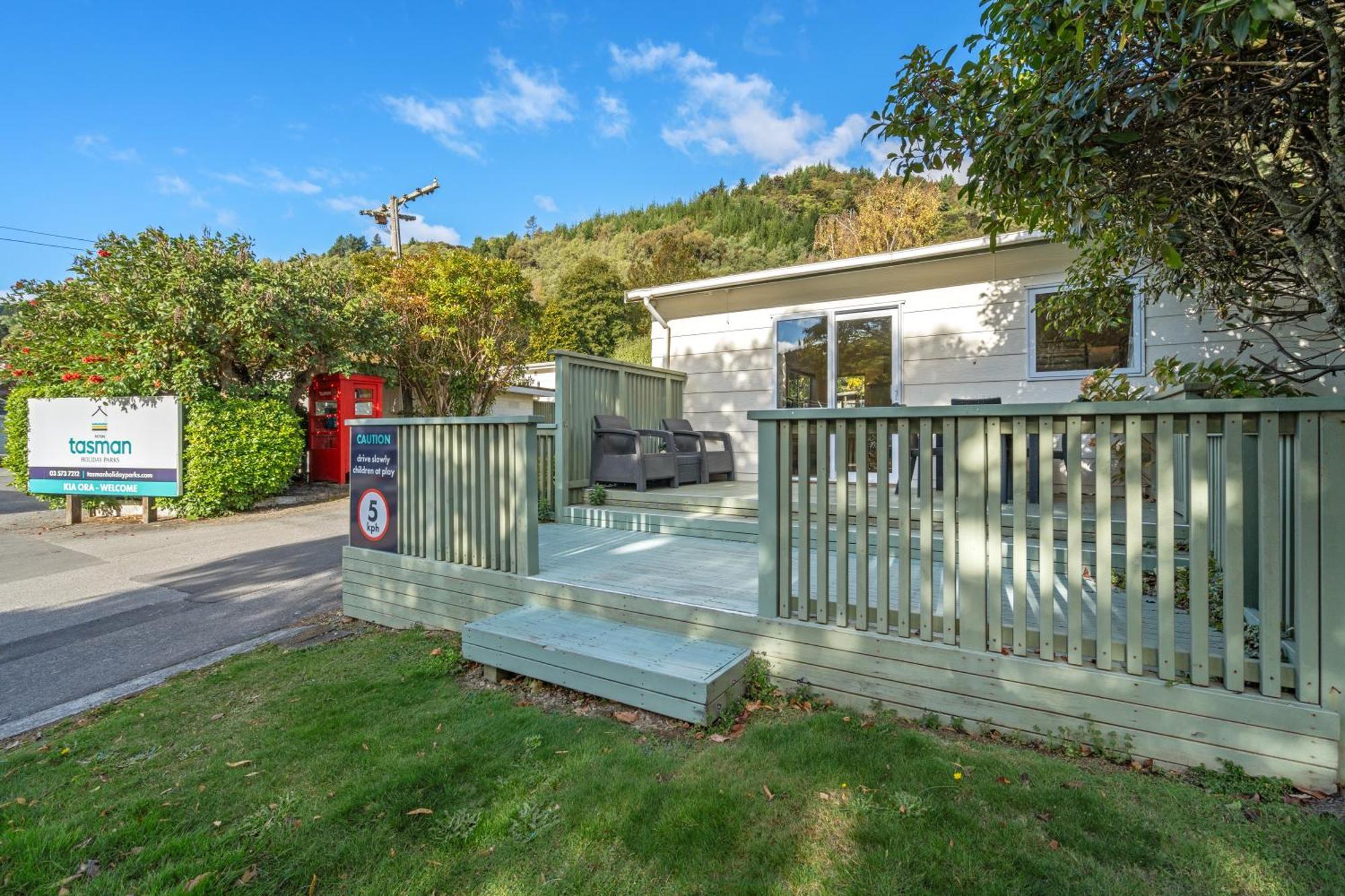 Tasman Holiday Parks Picton Eksteriør billede A static home at the park