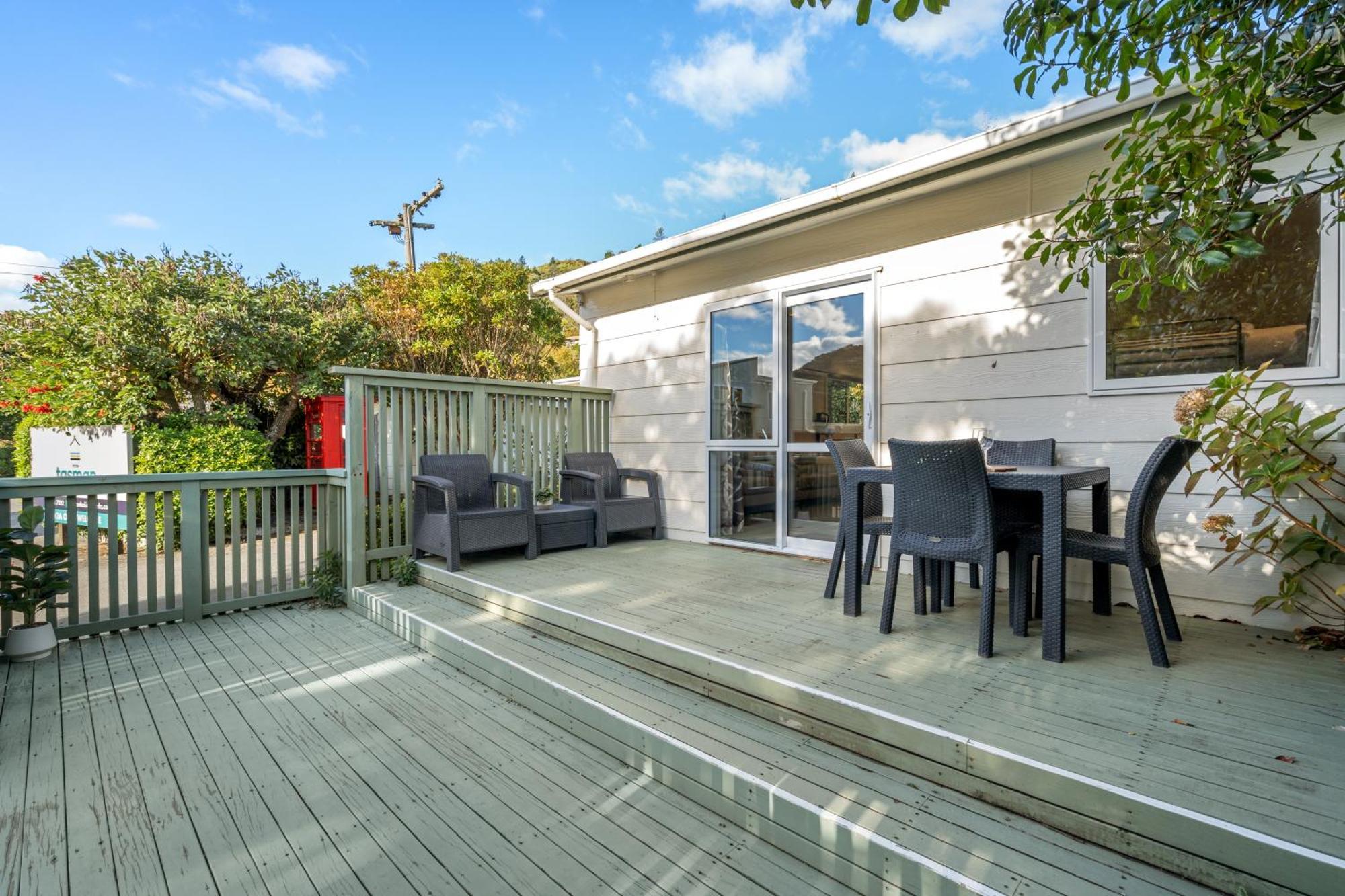 Tasman Holiday Parks Picton Eksteriør billede A deck in New Zealand
